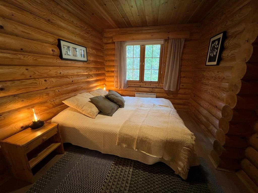 a bedroom with a bed in a log cabin at Charming Log Chalet, Ylläs, Wifi, 400m to restaurants in Kolari