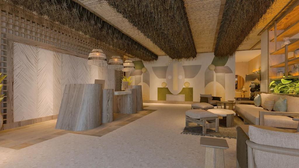 eine Lobby mit Tischen und Stühlen in der Unterkunft Hotel Indigo Playa del Carmen by IHG in Playa del Carmen