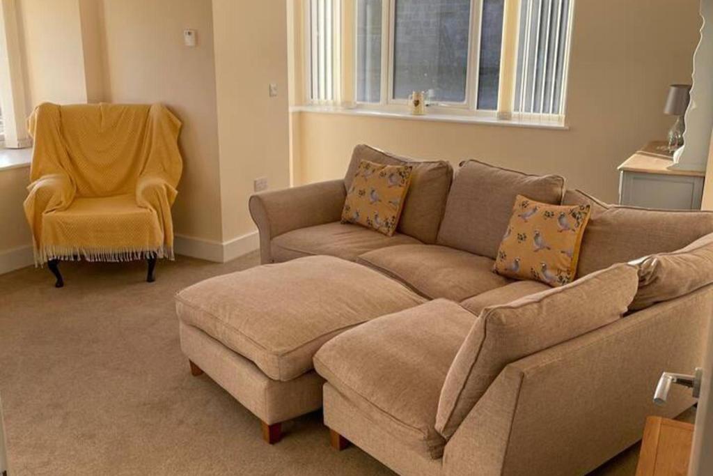 ein Wohnzimmer mit einer Couch und einem Sessel in der Unterkunft Cottage - Sleeps 4 - Pets Ok - Parking - Garden in Wooler