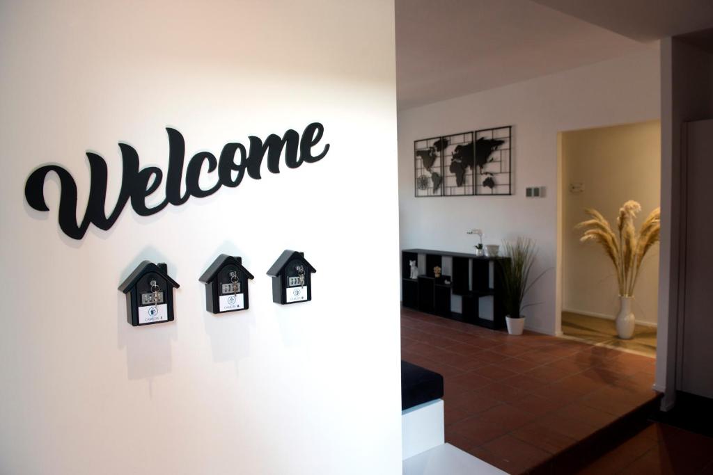 a welcome sign on a wall in a house at Casa Iab in Arezzo
