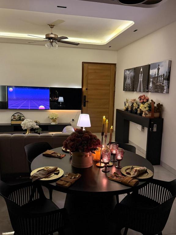 Μια τηλεόραση ή/και κέντρο ψυχαγωγίας στο My Space Luxury Suites in mohali