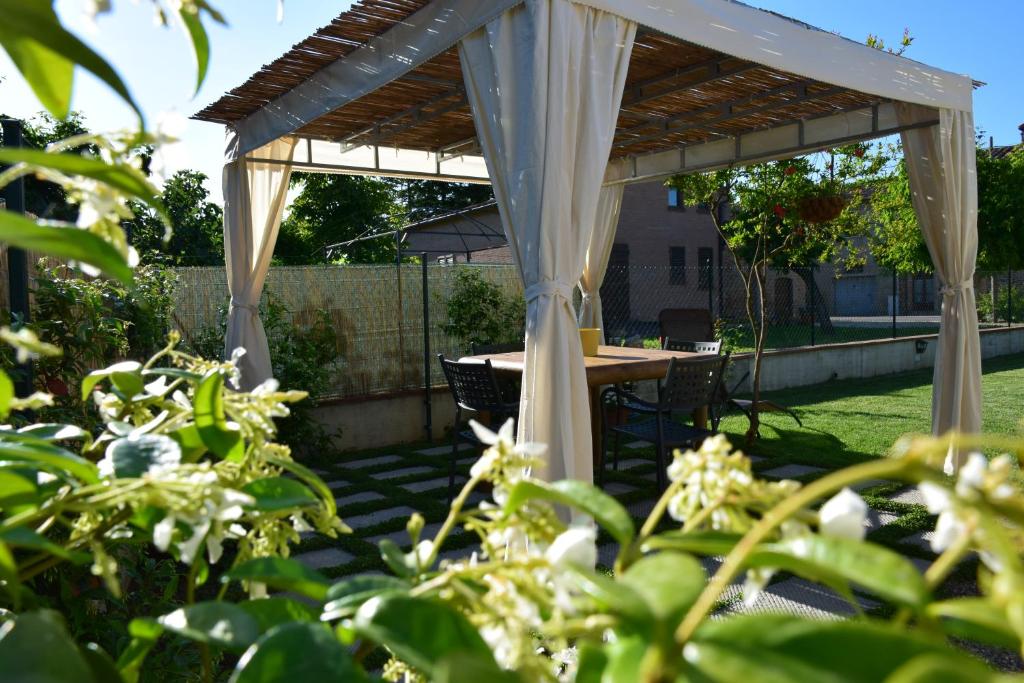 Vonkajšia záhrada v ubytovaní La Piccola Loggia
