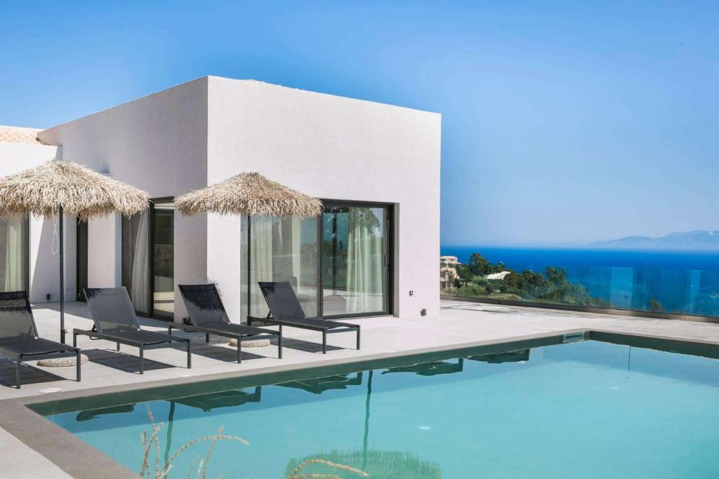 スパルティアにあるAlena by Vintage Travelのスイミングプール、椅子が備わるヴィラです。