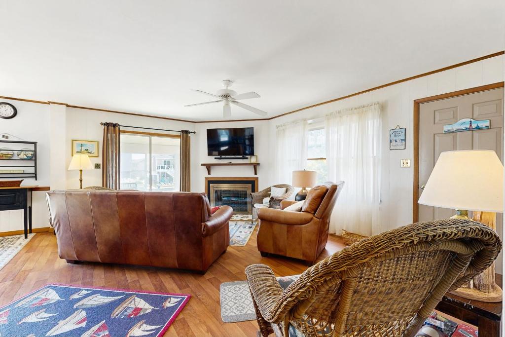 Elle comprend un salon doté d'un mobilier en cuir et d'une cheminée. dans l'établissement Town of South Bethany --- 304 West 6th Street, à South Bethany