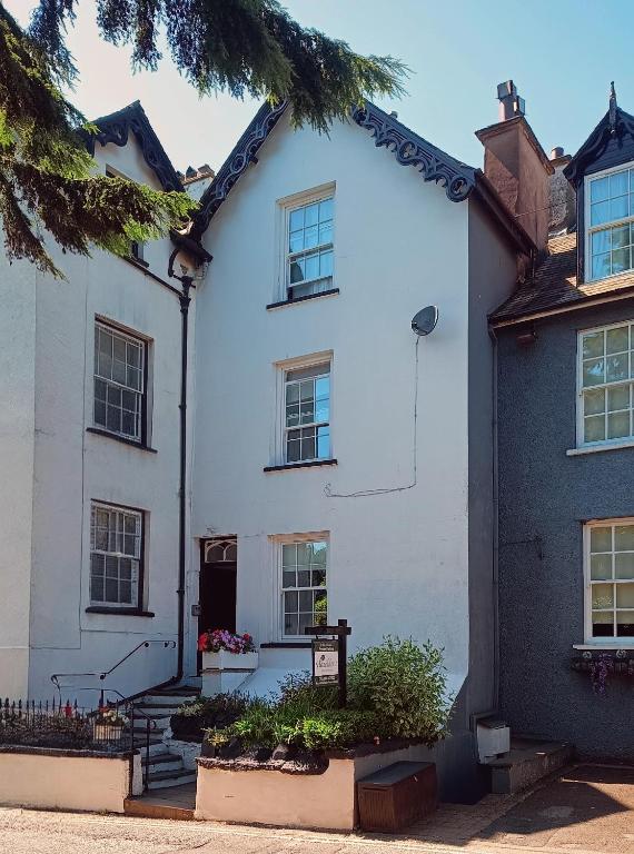 Hazeldene Guest House - with Free Offsite Health Club