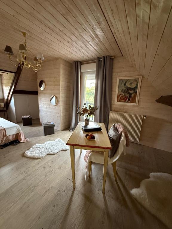 Χώρος καθιστικού στο La Crinière d'Or Une chambre raffinée pour une parenthèse de douceur en normandie