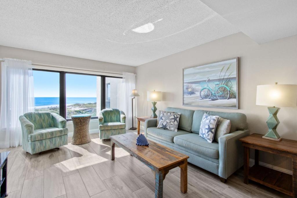 O zonă de relaxare la Amelia Surf and Racquet Club Condo - 4th Floor Ocean Front - Pools - Tennis Courts - Sleeps 4