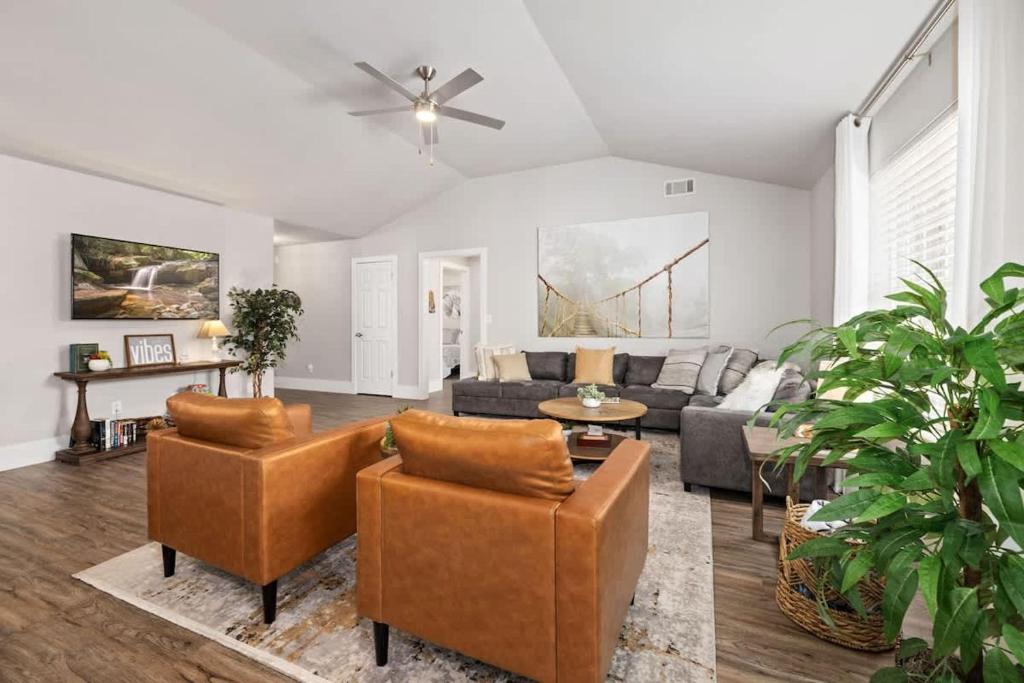 Gallery image of Peaceful Home close to UofA & I-49 hot tub in Fayetteville