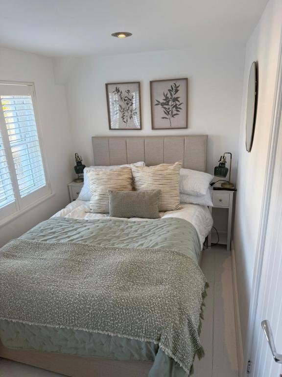 En eller flere senge i et værelse på Happy days cottage