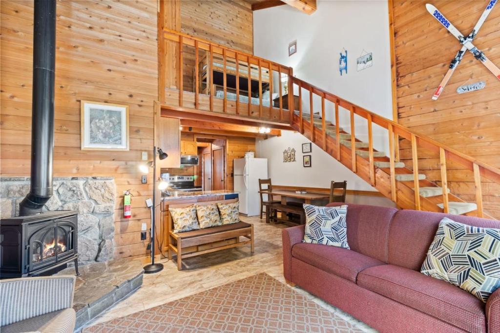 The Pacesetter Best Location on the Mountain في سنوشو: غرفة معيشة مع أريكة ومدفأة