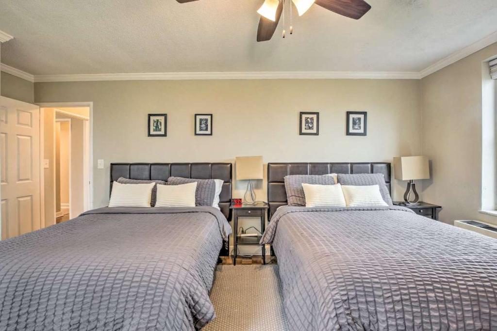 Giường trong phòng chung tại 8E Cozy Condo in Downtown Atlanta Hotel District