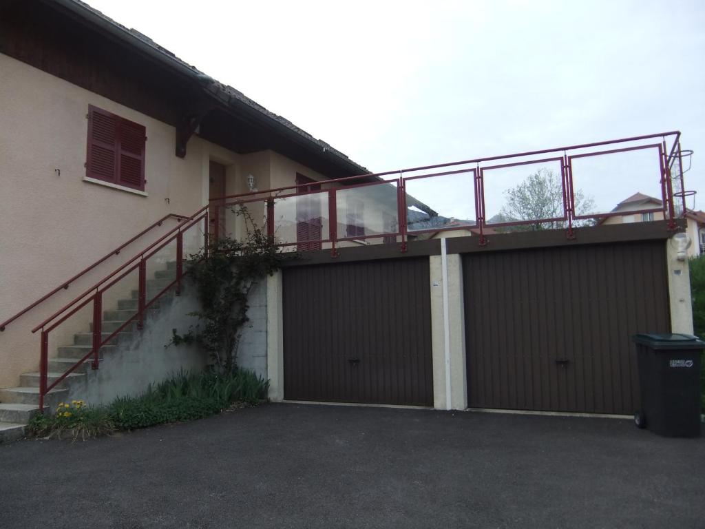 einen Balkon auf dem Dach eines Hauses mit Garage in der Unterkunft Maison près de Genève, CERN, et stations de ski in Péron