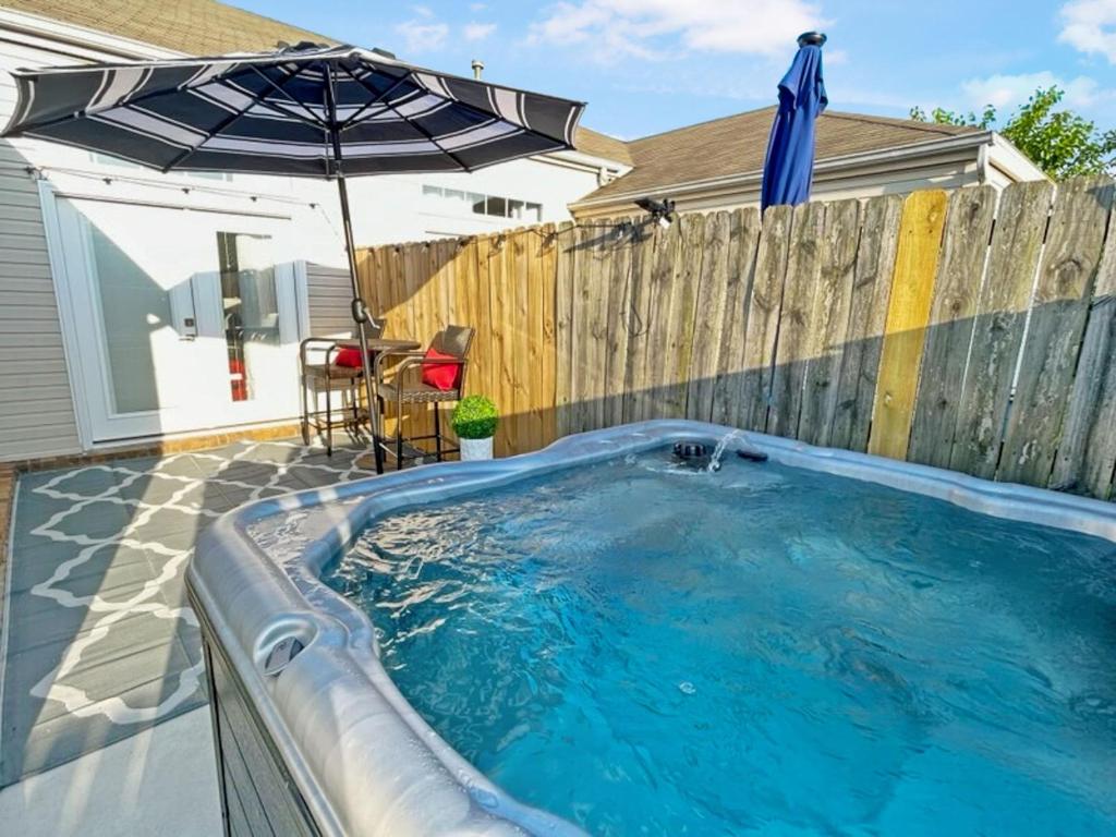 Бассейн в The Stay at Steuben Hot Tub 2 houses 6 BR или поблизости