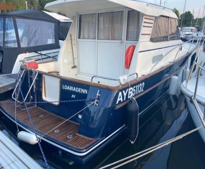 un barco azul y blanco sentado en el agua en Bateau 4 à 6 pers hyper centre Lorient, en Lorient