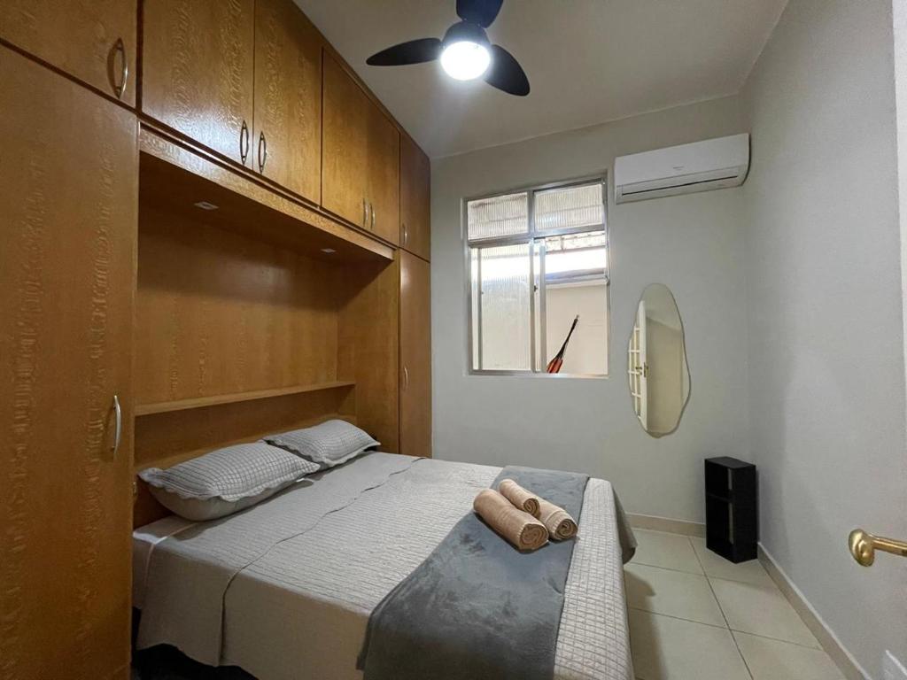 Postel nebo postele na pokoji v ubytování 360 SUH Copacabana 135 Beachside