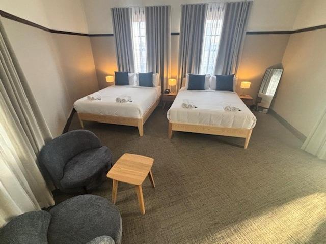 
2 Queen Beds Ensuite Bathroom
