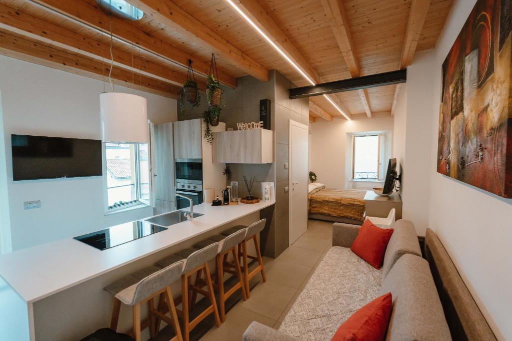 uma cozinha e sala de estar com um sofá e um balcão em ComoLakeHouse em Como