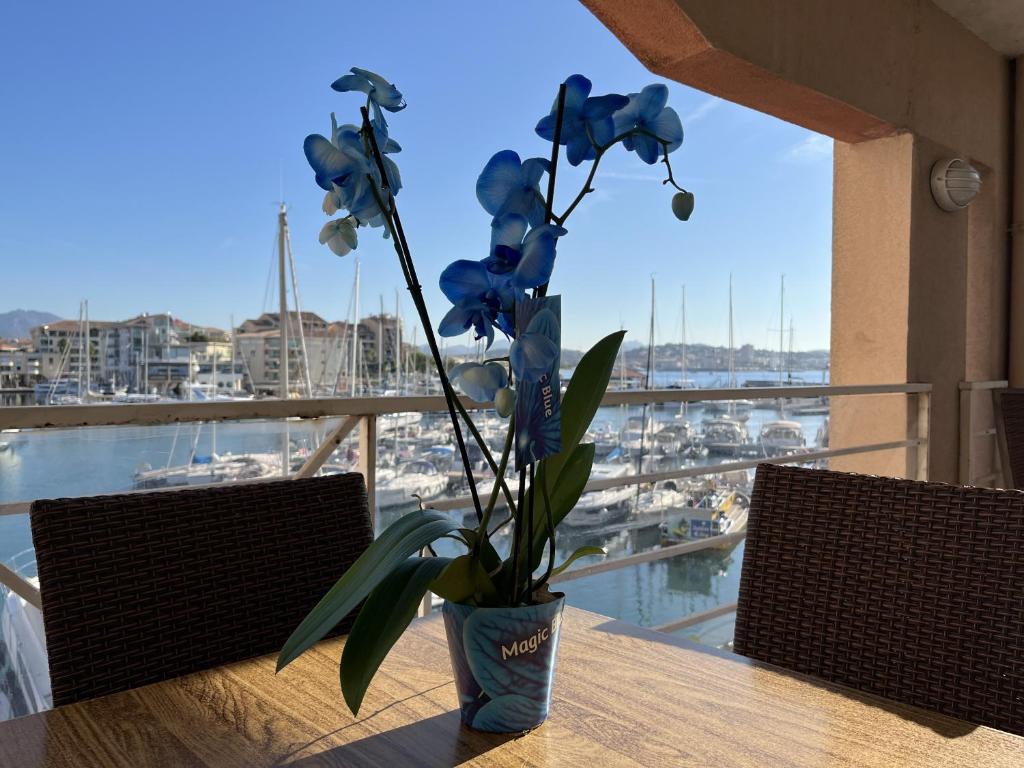 Cap Hermes 200 residence avec piscine et vue port