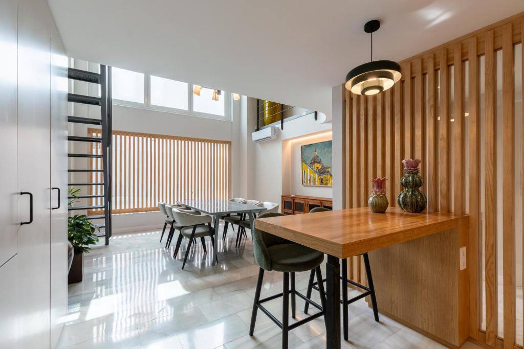 jadalnia ze stołem i krzesłami w obiekcie LF PARKING INCLUIDO Amplio Loft en Barrio Santa Cruz w Sewilli
