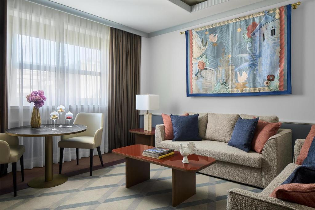 
Executive Suite Signature with Extra Bed (2 AD + 1 CH)
