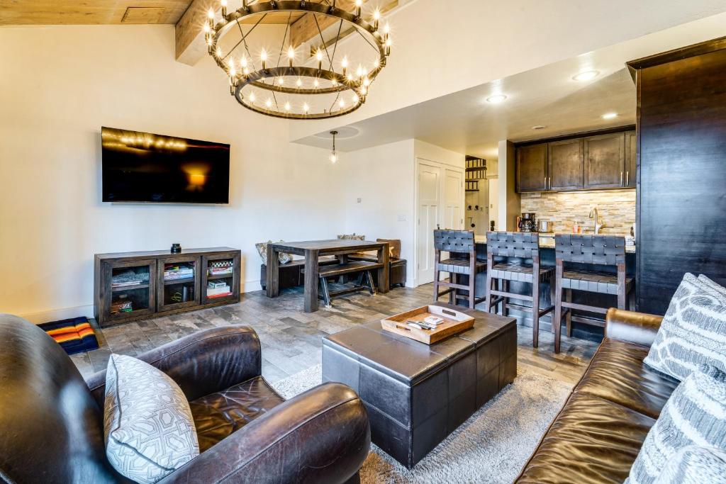 Χώρος καθιστικού στο Northstar Ski-Inand Out Condo with Resort Amenities!