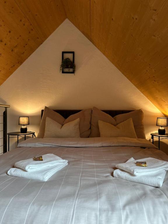 Un pat sau paturi într-o cameră la Bergpanorama, 20min Interlaken, Whirlpoolbadewanne