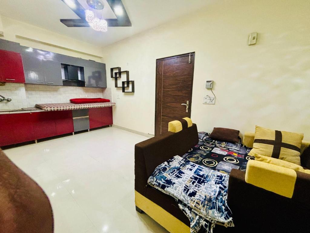 Kuchyň nebo kuchyňský kout v ubytování Shree dhaam Vrindavan luxury apartment near Premanand maharaj marg