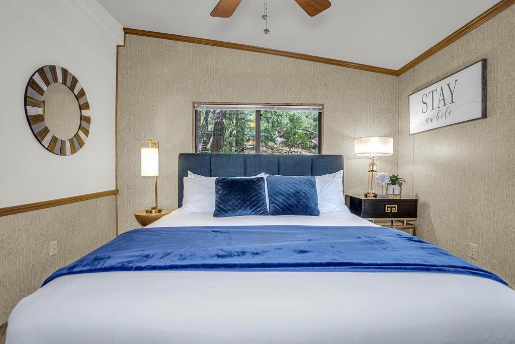 Postel nebo postele na pokoji v ubytování Pinewood Canyon Cabin!