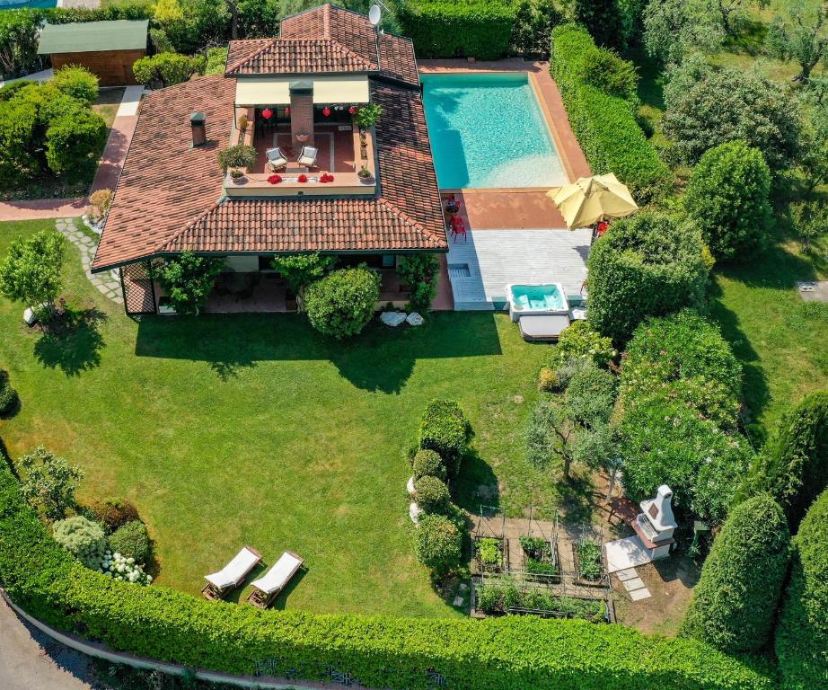 an overhead view of a house with a swimming pool at Villa Artemisia - Villa Luxury 300m dal lago, Piscina salata, idromassaggio in Padenghe sul Garda