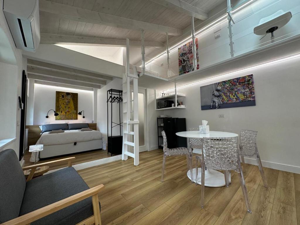 ScanzorosciateにあるCasa Riva Scanzoのベッドとテーブル付きの部屋、ベッドルーム1室が備わるアパートメントです。