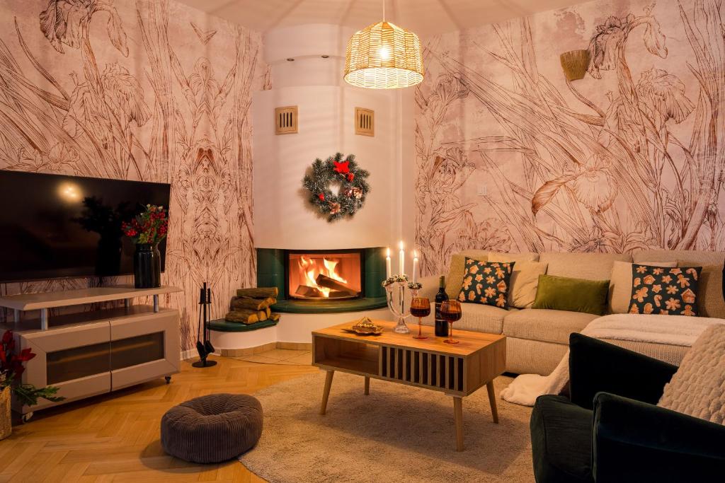 Posezení v ubytování Warm & cosy 2-store 3-BR House with fireplace, living room, garden, terrace, balcony & parking 30 minutes from Warsaw Centre