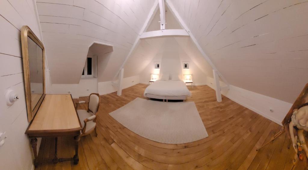 Μια τηλεόραση ή/και κέντρο ψυχαγωγίας στο Chambre de charme dans un cadre bucolique à 20min du Mans