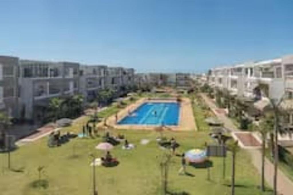 Una vista de una piscina en un edificio. en Mansouria 1BR Pool View Beach Parking, en Minaret de Mansuria