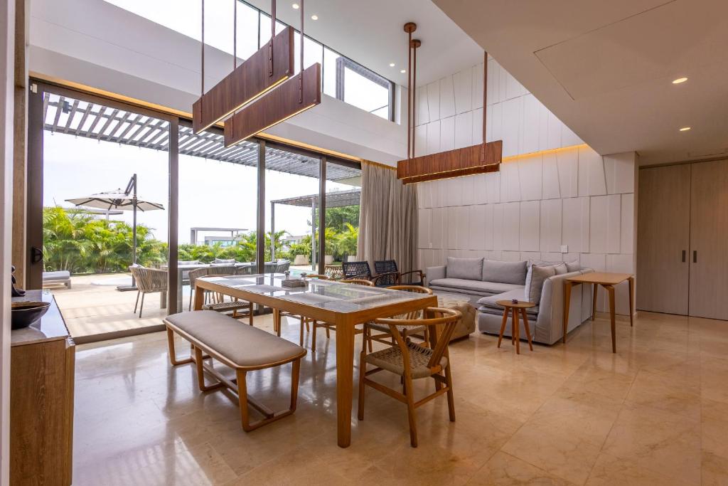 a living room with a table and chairs and a couch at Incredible 4BR villa with ocean view in Calablanca in Pendales