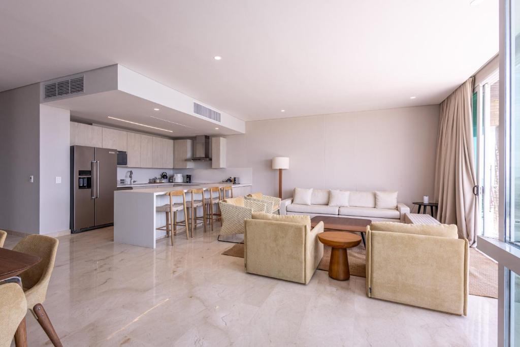 sala de estar y cocina con sofá y sillas en Stunning Sea Views from 3BR Penthouse F3, en Pendales