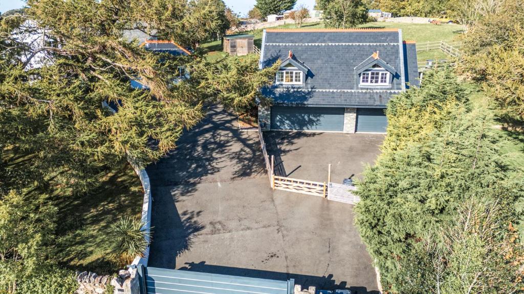 une vue aérienne d'une maison avec une allée dans l'établissement The Gatekeepers Cottage - Skerry Vore, à Llandudno Junction