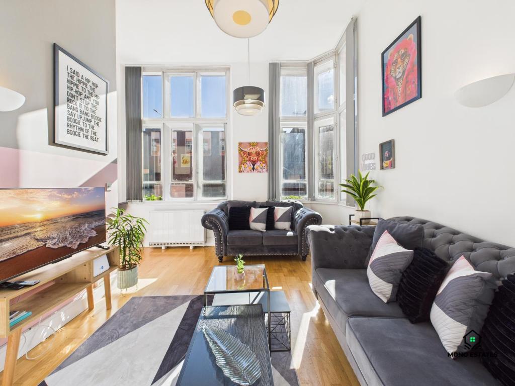 una sala de estar con un sofá y una mesa en Duplex Apartment - Arts District Liverpool, en Liverpool