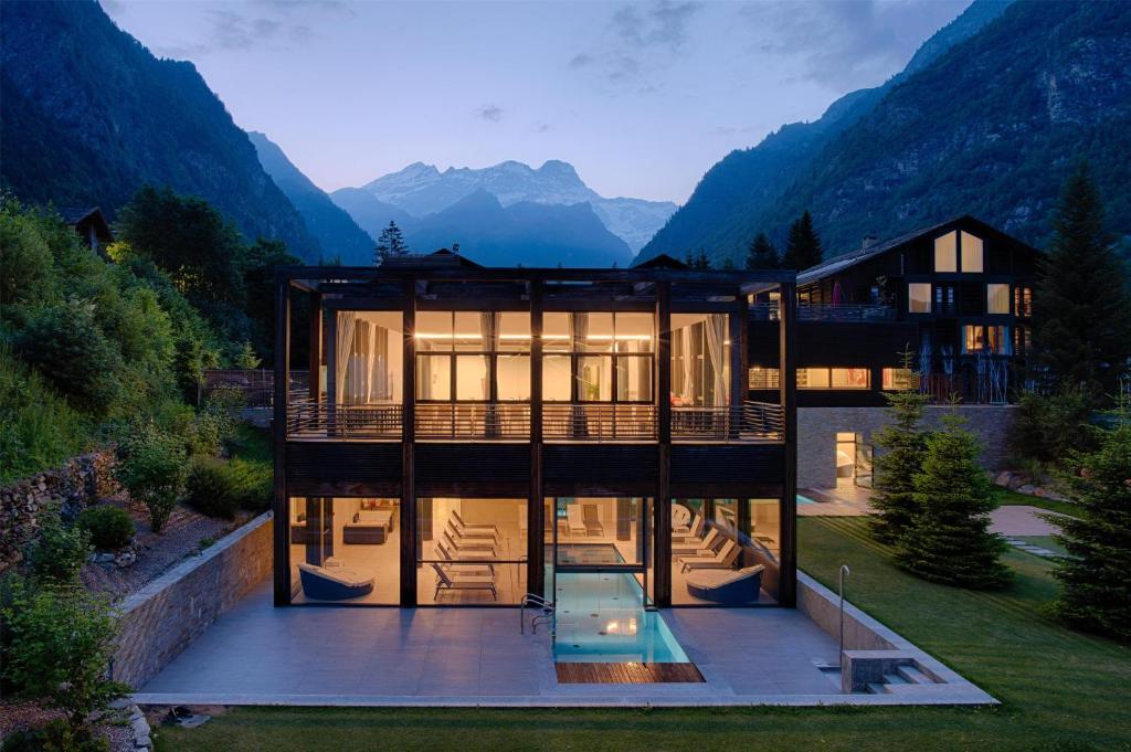 een huis in de bergen met een zwembad bij NH Collection Alagna Mirtillo Rosso in Alagna Valsesia