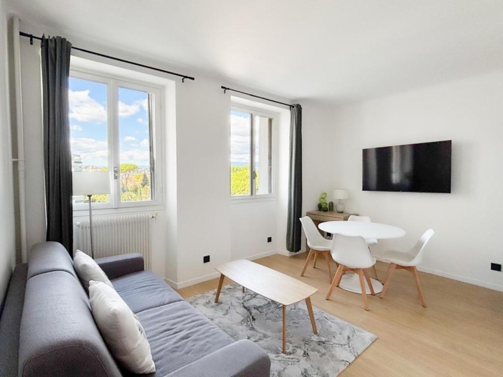 TV a/nebo společenská místnost v ubytování 2 pièces Cannes Le Gallia