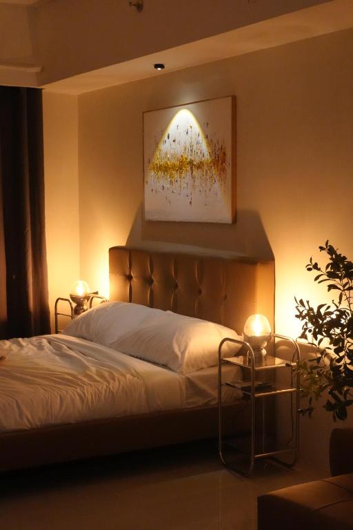 une chambre avec un lit et un tableau au mur dans l'établissement Bruné - Parañaque, à Manille