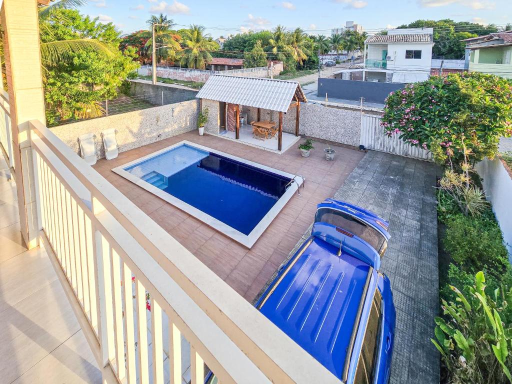 eine Draufsicht auf einen Swimmingpool auf einem Balkon in der Unterkunft Casa, piscina, churrasqueira, 200m da praia- By OASIS FERIAS in Conde