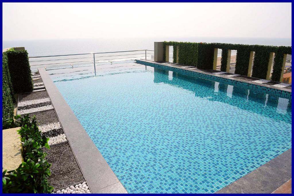 Piscina de la sau aproape de Beachfront Hotel The Luxuaray Bay ! Suite Puri