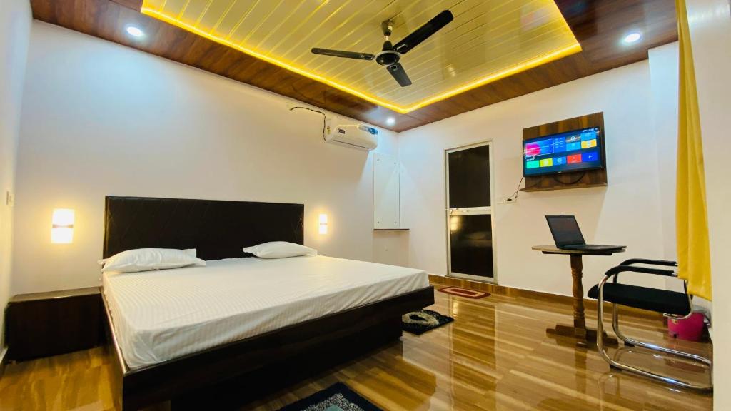 a bedroom with a bed and a ceiling fan at Hotel Royal Excellency inn in Satna