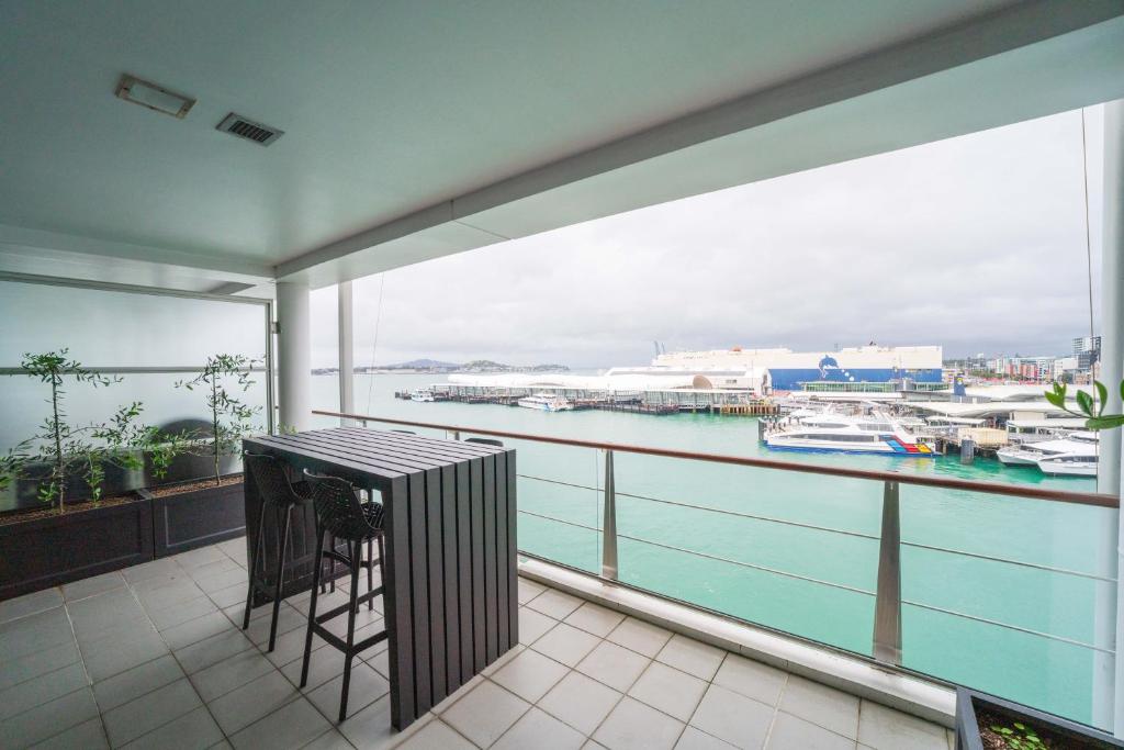 Princes Wharf - Spectacular Couple Getaway - Resim 23