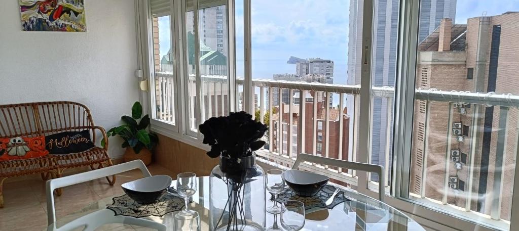 mesa de comedor con vistas a la ciudad en Brisas de Levante, en Benidorm