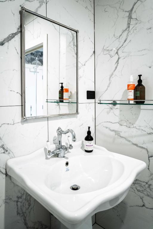 Princes Wharf - Spectacular Couple Getaway - Resim 29