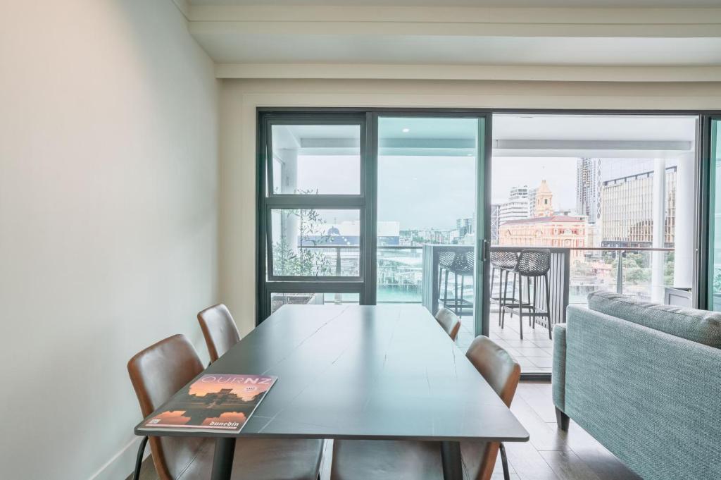 Princes Wharf - Spectacular Couple Getaway - Resim 33