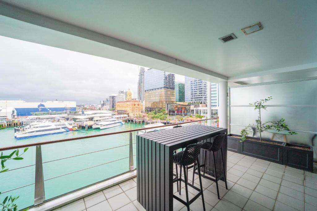 Princes Wharf - Spectacular Couple Getaway - Resim 11