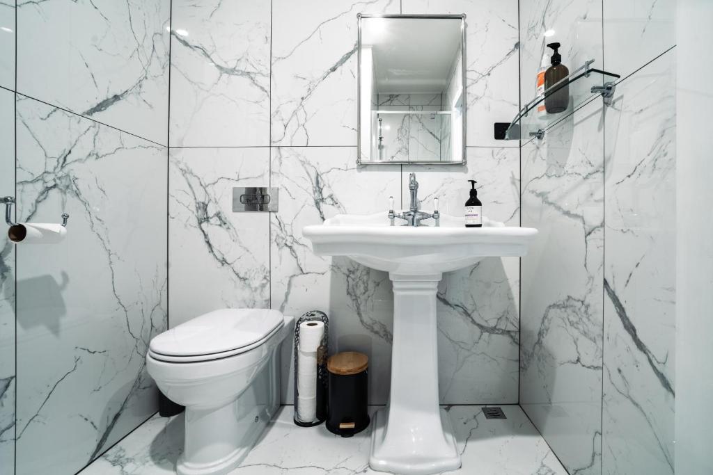 Princes Wharf - Spectacular Couple Getaway - Resim 38