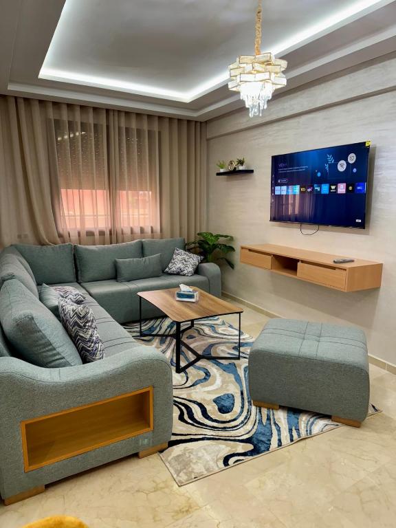 マラケシュにあるLuxury apartment in Guelizのソファとテレビのあるリビングルーム